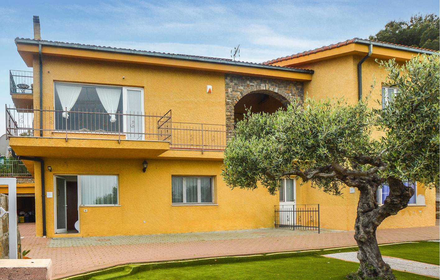 Geheel vakantieappartement, Modern Appartement met Zwembad, Parkeerplaats, Terras & WiFi | 2km naar Baia delle Vele Strand in Poggi (Imperia), Imperia