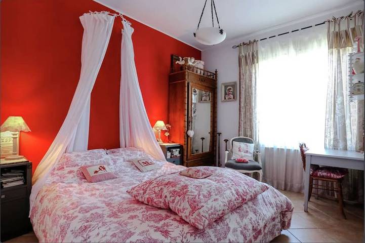Beautiful house, carefully decorated by an antiques dealer, very quiet. in Aix-en-Provence, Mediterranean Coast (France)