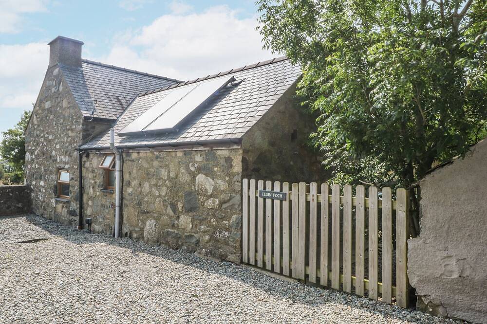 Cegin Foch, pet friendly, with hot tub in Chwilog in Afon Wen, Gwynedd