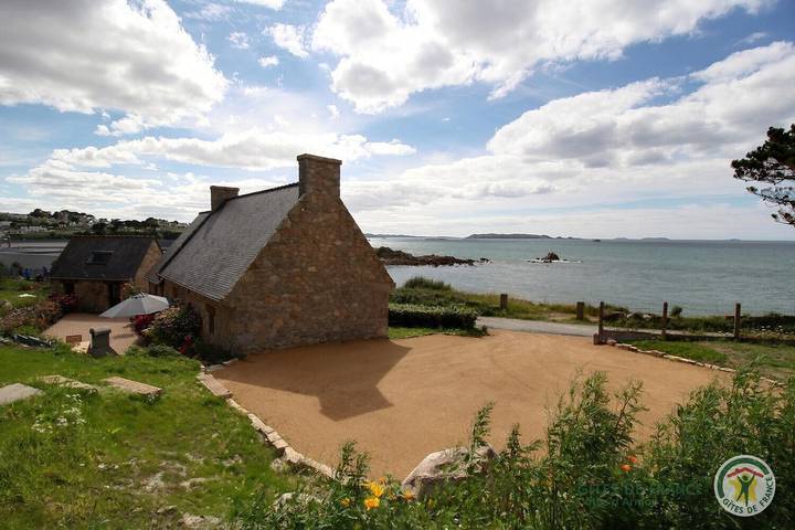 Gîte pour 6 personnes, avec Terrasse ainsi que Jardin et Vue à Trévou-Tréguignec