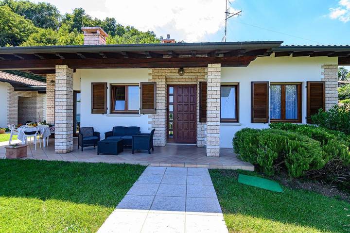 Villa per 6 persone, con panorama e vista lago nonché giardino, con animali domestici in Padenghe sul Garda