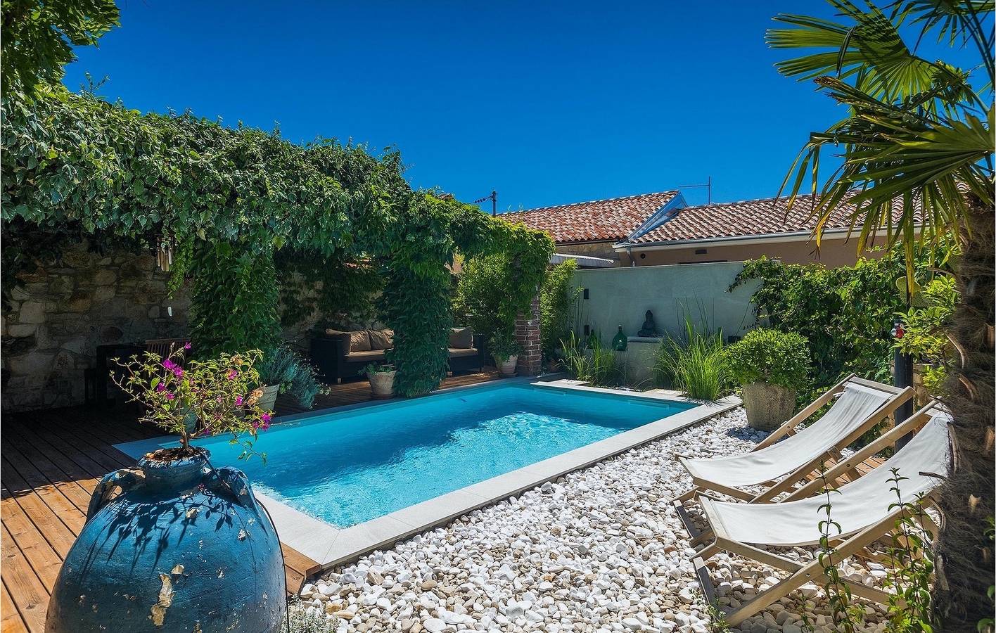 Appartement confortable de 2 chambres avec piscine chauffée, Wi-Fi et parking à Dracevac in Dracevac, Région de Porec