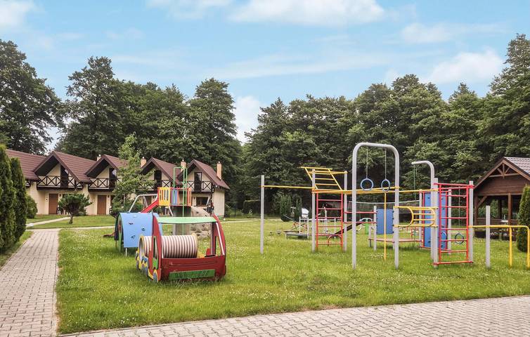Ferienhaus für 4 Personen mit Terrasse in Granica Łazy, Powiat Koszaliński
