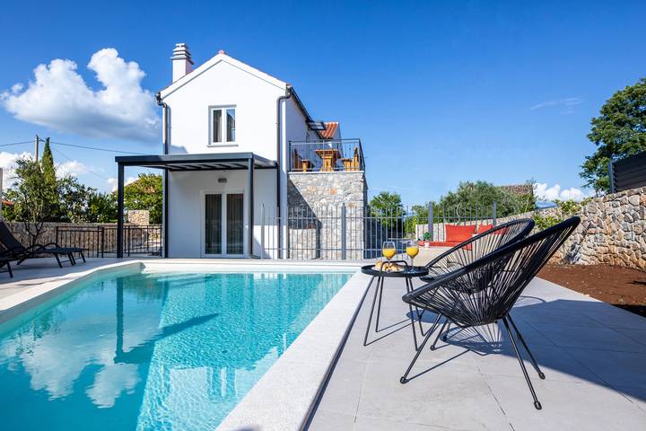 Ferienhaus für 8 Personen, mit Balkon und Terrasse sowie Garten und Pool in Lakmartin