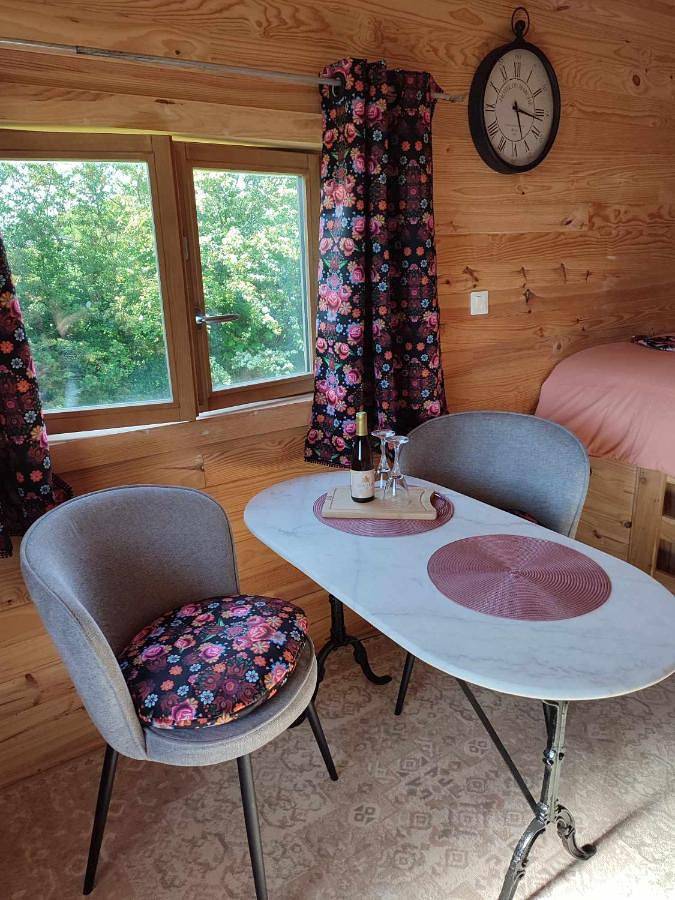 Gîte pour 2 personnes, avec vue et jardin à Sens-Beaujeu - 2