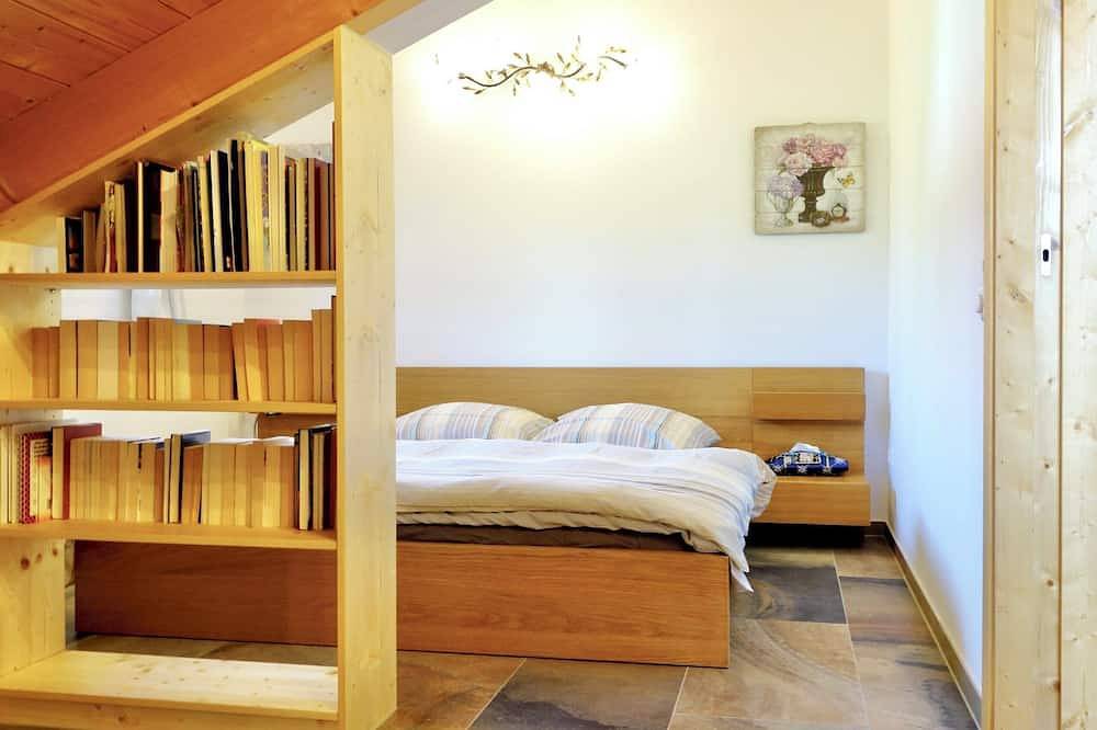 Ganze Wohnung, Ferienwohnung mit separatem Schlafzimmer, Schlafcouch im Wohnzimmer, Kaminofen in Samerberg, Bayerische Alpen