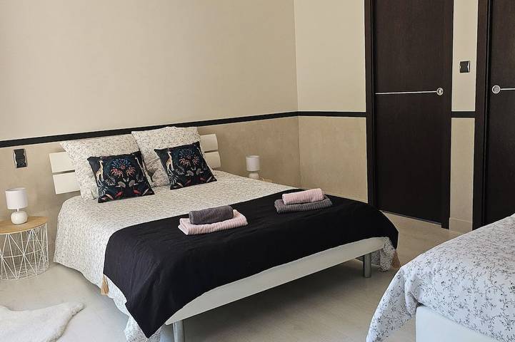 Spacious house with heated pool 7 minutes from the sea. in Château-d'Olonne, Les Sables-d'Olonne