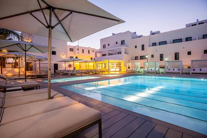 Ferienhaus für 5 Personen, mit Balkon und Whirlpool sowie Terrasse und Garten am Playa d'en Bossa