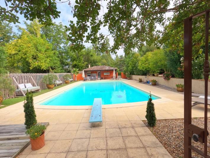 Location de vacances pour 2 personnes, avec piscine ainsi que vue et jardin à Saint-Seurin-de-Prats