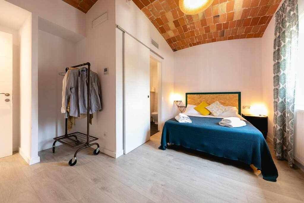 Newly renovated room w Pool & Bikeparking in Gerona, Gironés