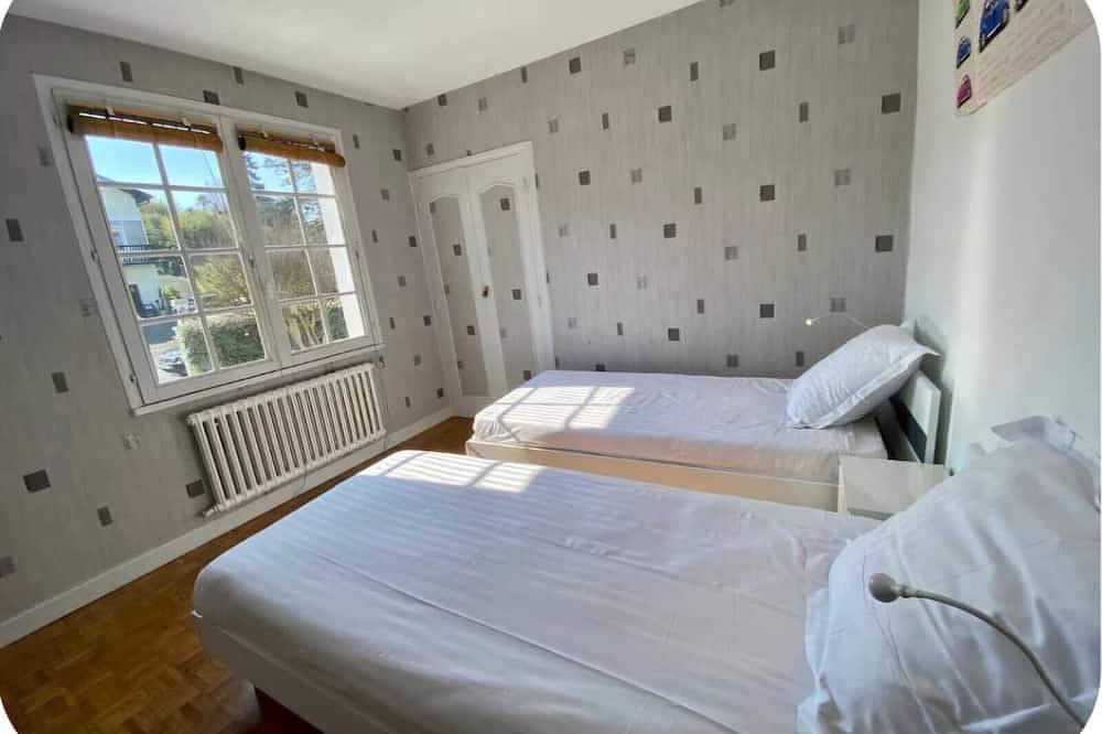 In the village, house, garden, parking, walking distance to the beach in Guéthary, Region de Bayona