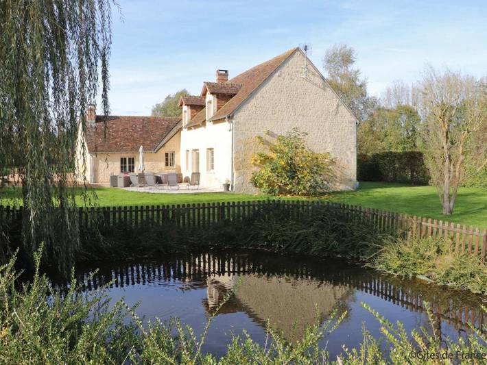 Gîte pour 8 personnes, avec jardin et jacuzzi à Le Pin-la-Garenne