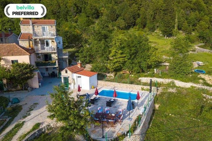 Ferienhaus für 10 Personen, mit Balkon und Pool sowie Garten in Tucepi