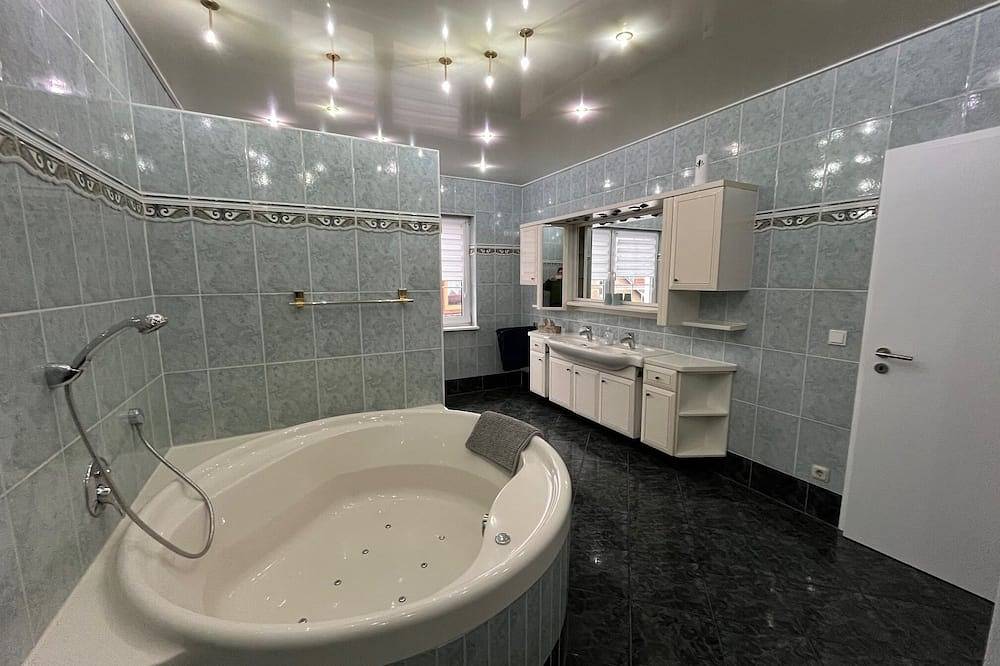 Apartamento entero, Fully equipped vacation apartment with loggia, whirlpool bath and massage shower in Bad Salzungen, Werratal