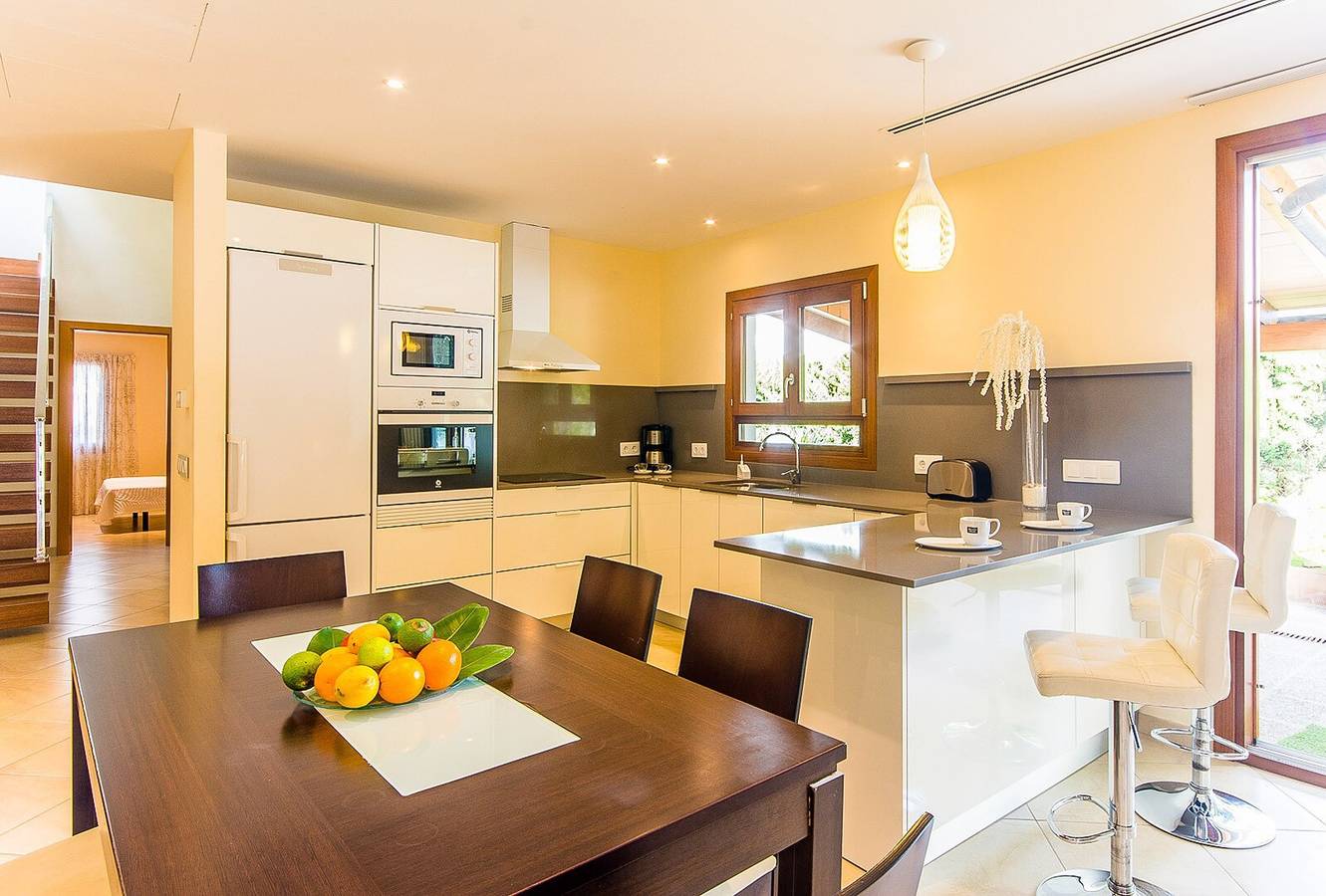 Vacation Home Casa de los Pinos with Wi-Fi, A/C, Terrace & Garden in Playa de Alcúdia, Alcúdia