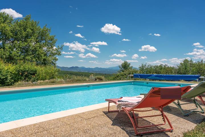 Gîte pour 2 personnes, avec piscine ainsi que terrasse et jardin à Salles-sous-Bois - 4