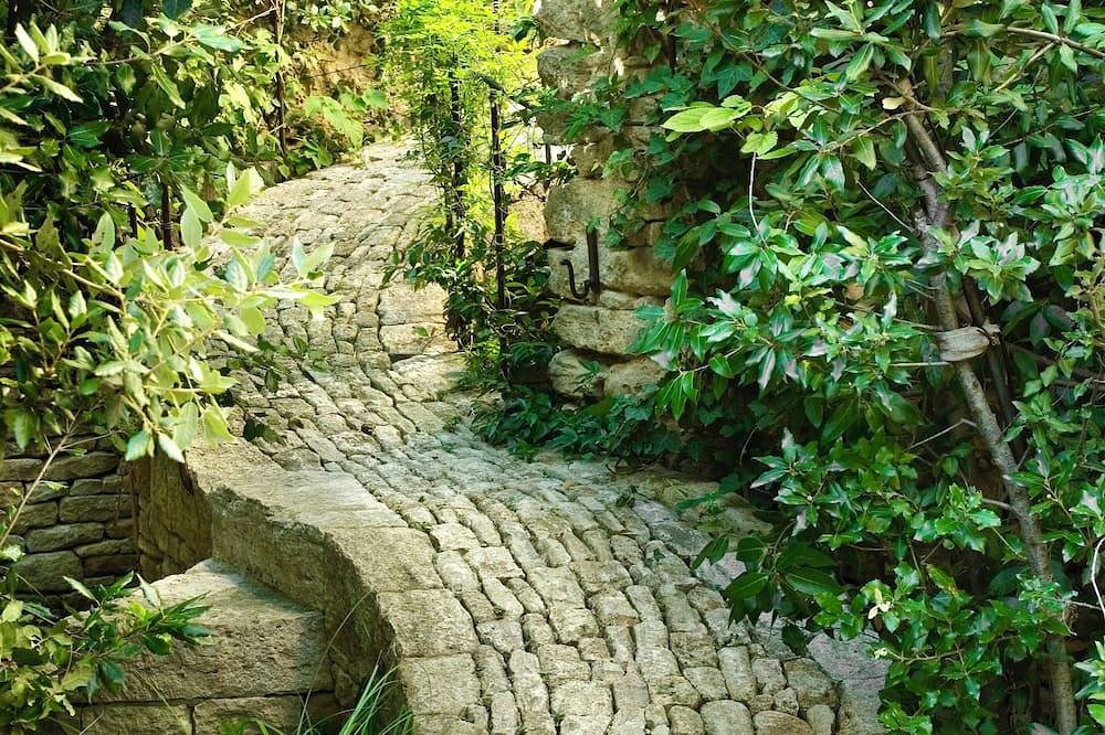 Signature Home – Pool & Panoramic Terrace in Goult, Parque natural regional del Luberon