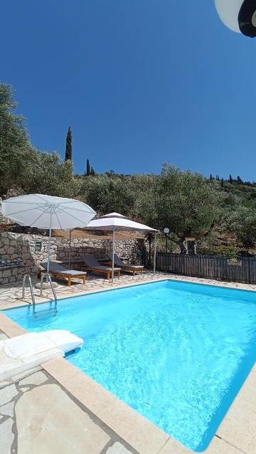 Gîte pour 4 personnes, avec jardin ainsi que piscine et vue dans Vathy