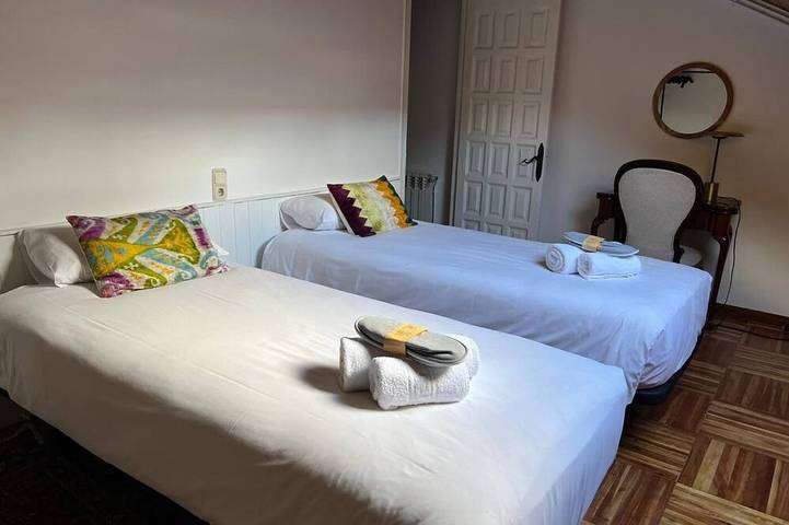 Appartement entier, Attique 3 ch. Cheminée, Piscine, Terrasse et Wifi inclus in Puigcerdà, Pyrénées catalanes