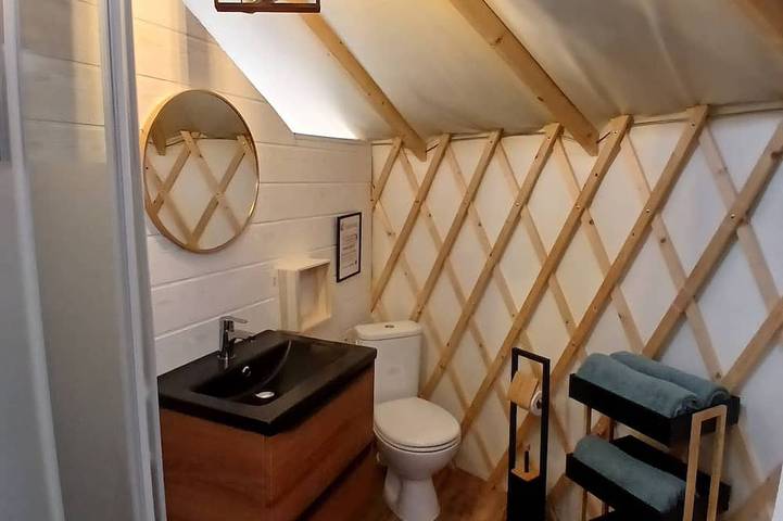 Yurt-des voyageurs-Confortable-Baño privado con ducha-Sin vista in Clermont-Créans, Sarthe