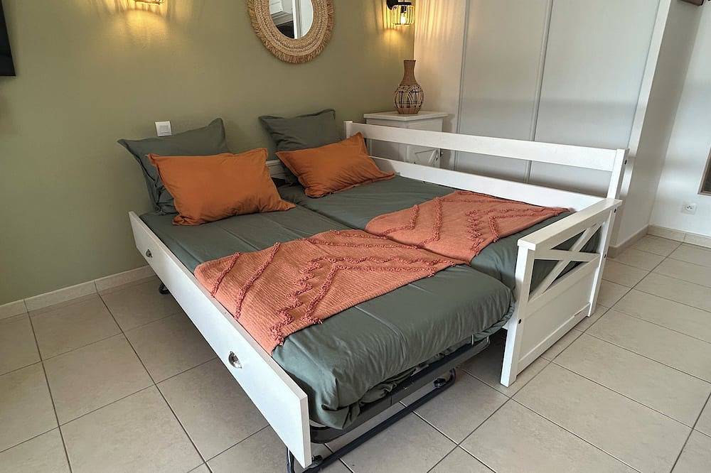 Air-conditioned house, heated pool, near Lozari beach in Losari, Belgodère