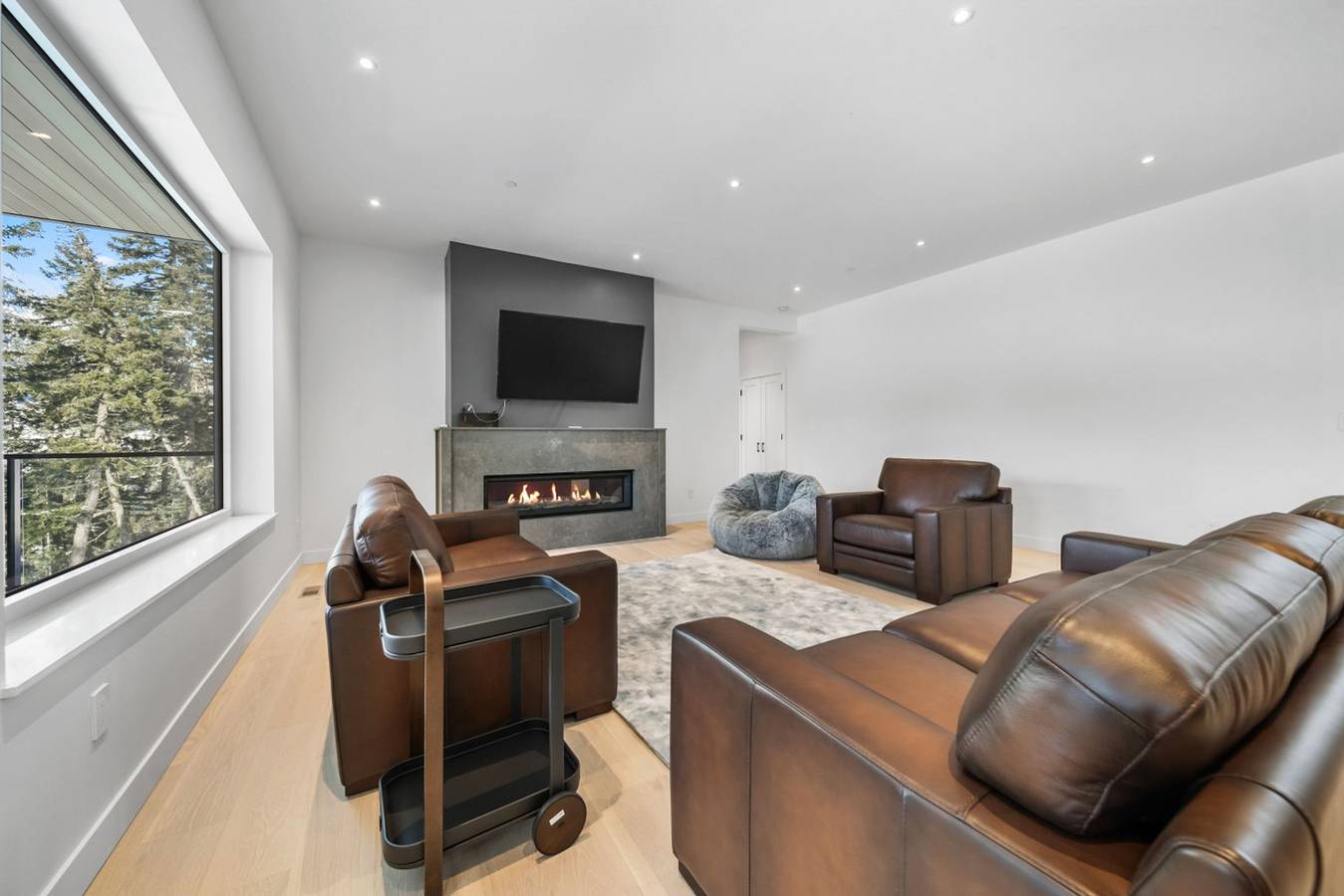 Luxurious 7Br Escape w/ Mountain Views & Privacy in Whistler Blackcomb