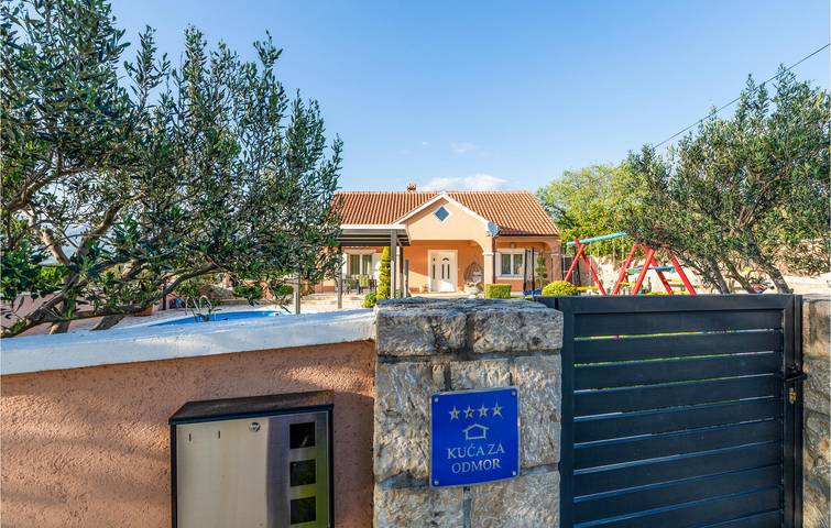 Ferienhaus für 6 Personen, mit Terrasse, mit Haustier in Maslenica