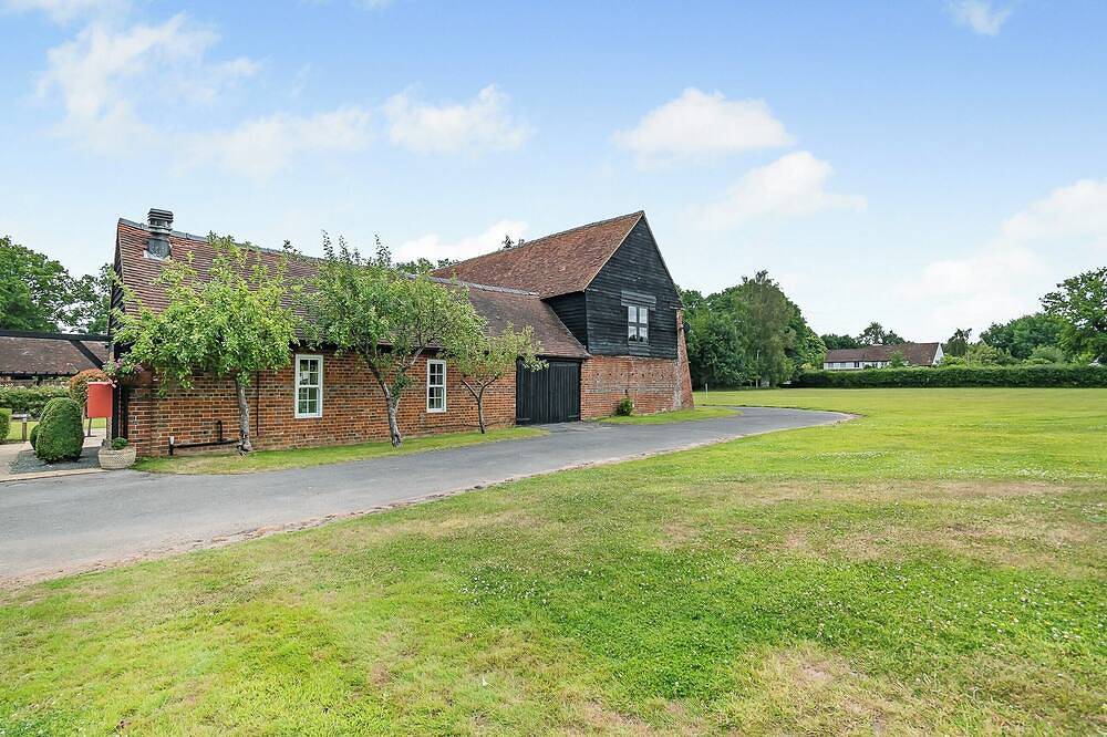 2 bedroom accommodation in Woking, near Guildford in Woking, Surrey