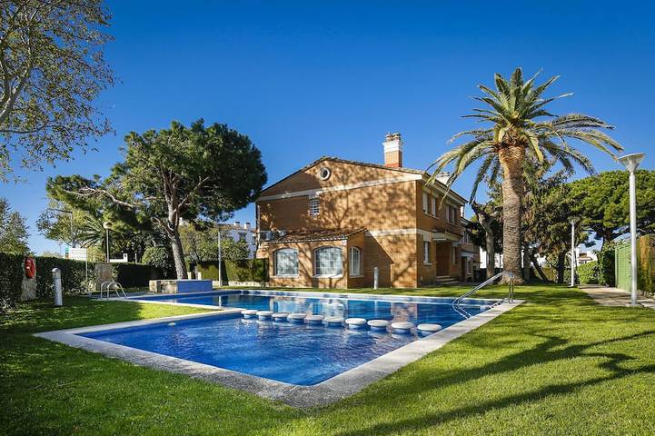Chalet pour 8 personnes, avec balcon ainsi que jardin et piscine à Cambrils