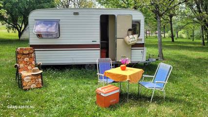 Camping pour 2 personnes, avec vue ainsi que terrasse et jardin dans Périgord Noir