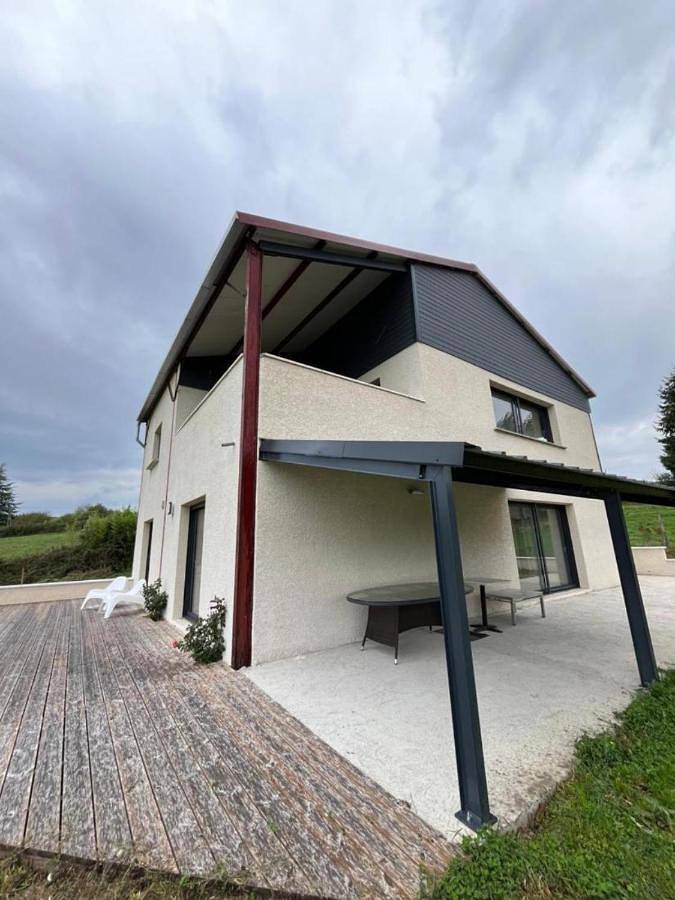 Location de vacances pour 8 personnes, avec terrasse et vue, animaux acceptés à Saint-Genest-Lerpt - 3