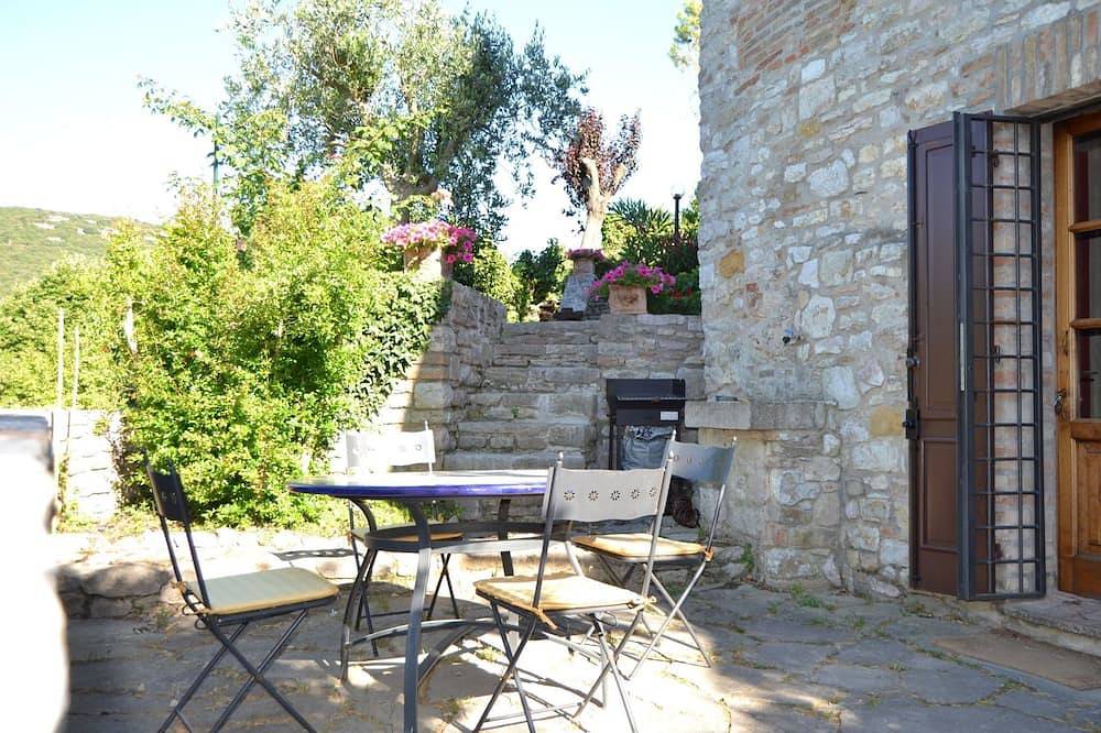 Altes Steinhaus mit Garten in Corciano, Provincia de Perugia