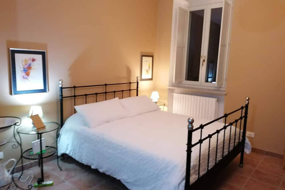 Hel lejlighed, Cozy apartment inside the 1400 building \"Torre degli Angeli.\" in Centro (Vercelli), Vercelli