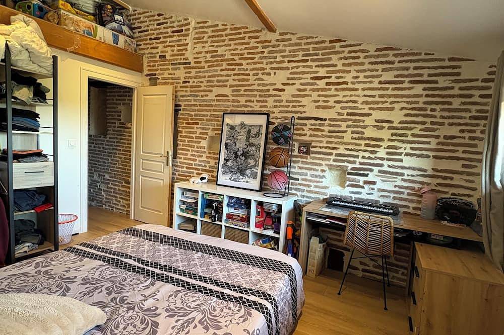 Solidarity House in Rabastens, Albi region
