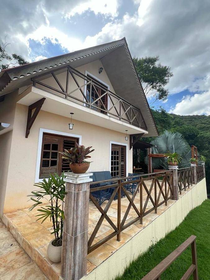 Chalet pour 8 personnes, avec bassin pour enfant et piscine ainsi que vue et jardin