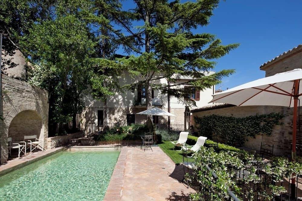 Entire apartment, Melanzio holiday apartment with garden and swimming pool in Montefalco, Perugia Province