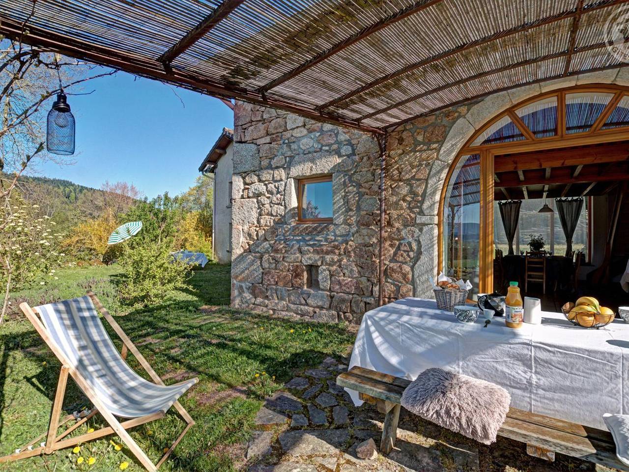 Encantadora casa para 10, naturaleza y confort con mascotas permitidas in Les Salles, Montbrison