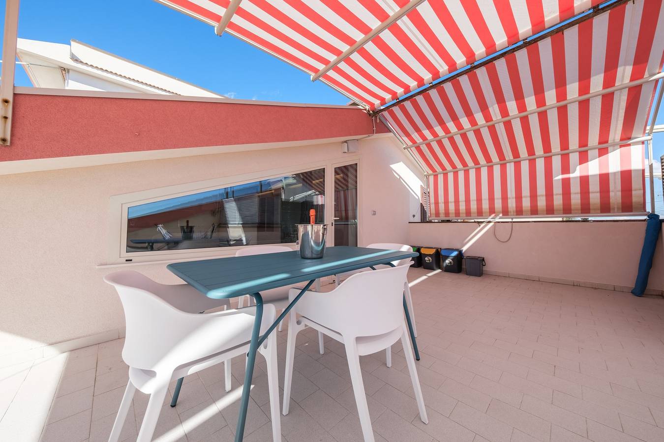 Ganze Wohnung, Ferienhaus 'Lumeriam Sea Loft' mit Meerblick, privater Terrasse und Klimaanlage in Roccalumera, Messina Provinz