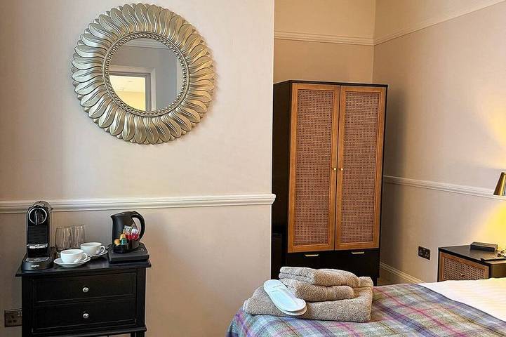 Ganze Wohnung, Located in the heart of Glossop in the High Peak, Westwood Boutique Aparthotel combines comfort with convenience. Set against the breathtaking backdrop of the Peak District. in Glossop, Derbyshire