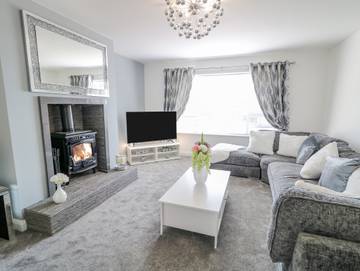 Log Cabin for 8 People in County Londonderry, Ulster, Photo 1