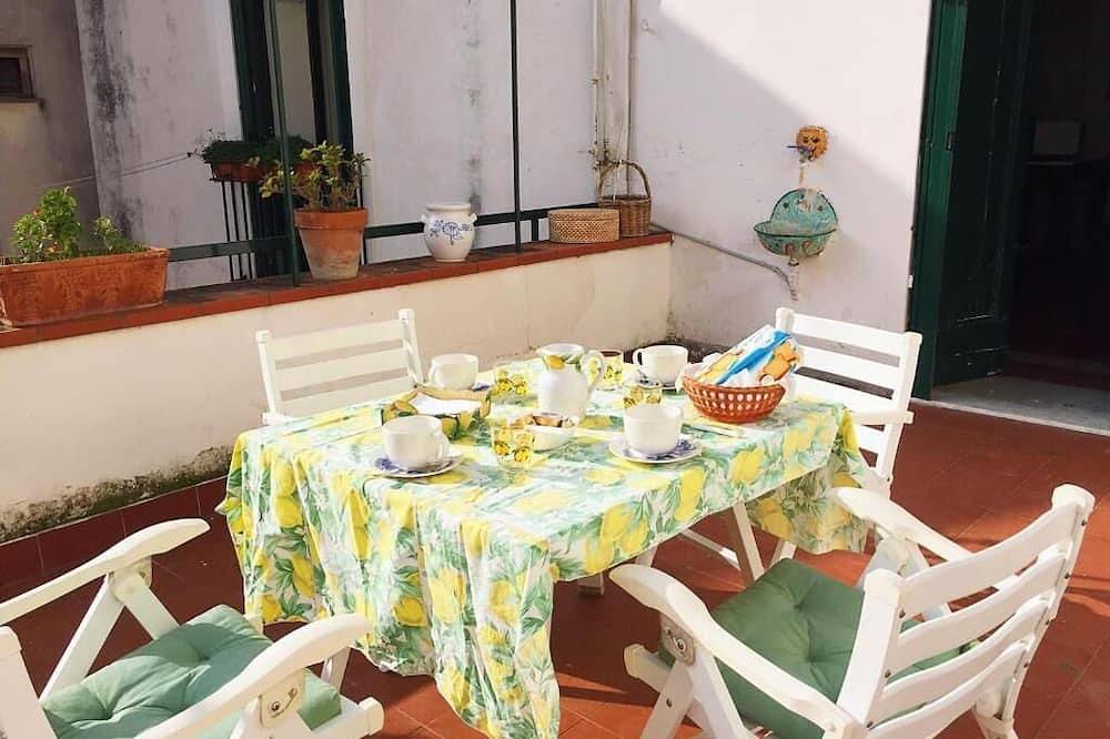 Entire apartment, Charming 2-bedroom house with Wifi, Ac in serene Meta in Meta, Sorrento Coast