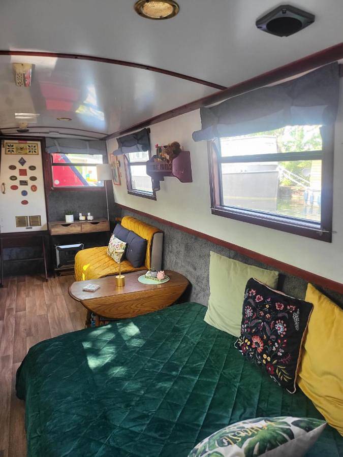Comfy Canal in Little Venice for Family & Friends in London, Südostengland