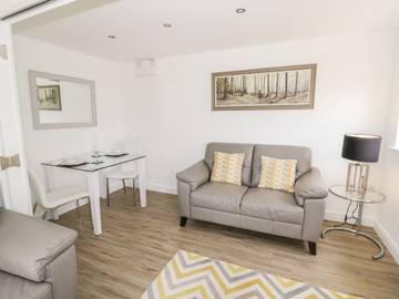 Log Cabin for 2 People in The Cotswolds, Midlands, Photo 4