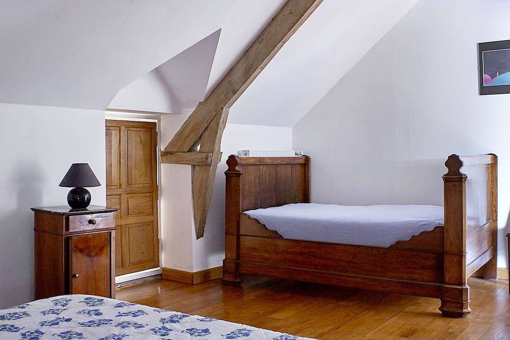 Longere style house 20 minutes from the sea. in Berric, Vannes region