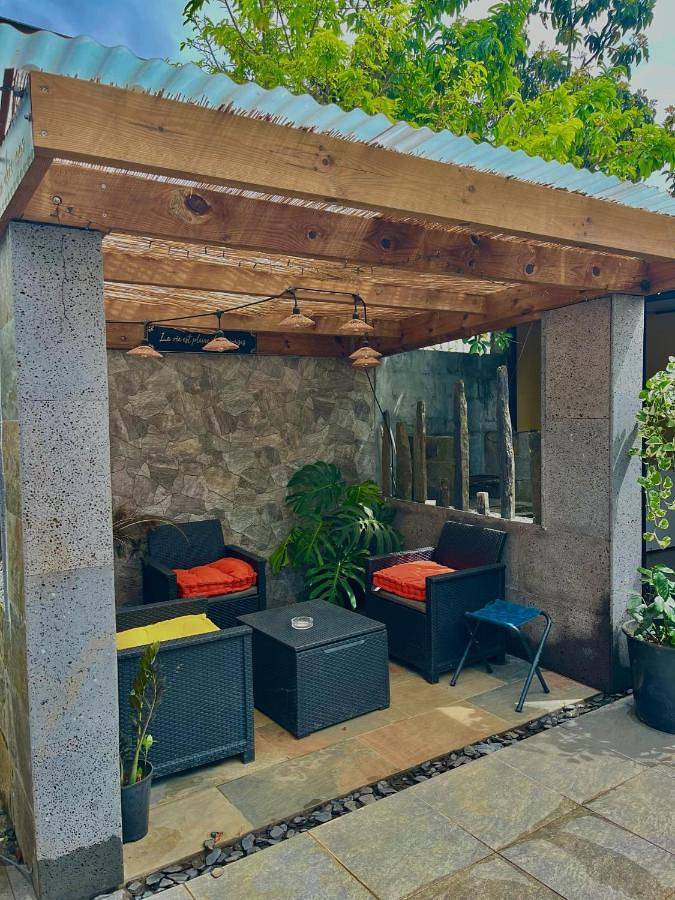 Location de vacances pour 6 personnes, avec vue ainsi que piscine et jardin à Sainte-Suzanne - 3