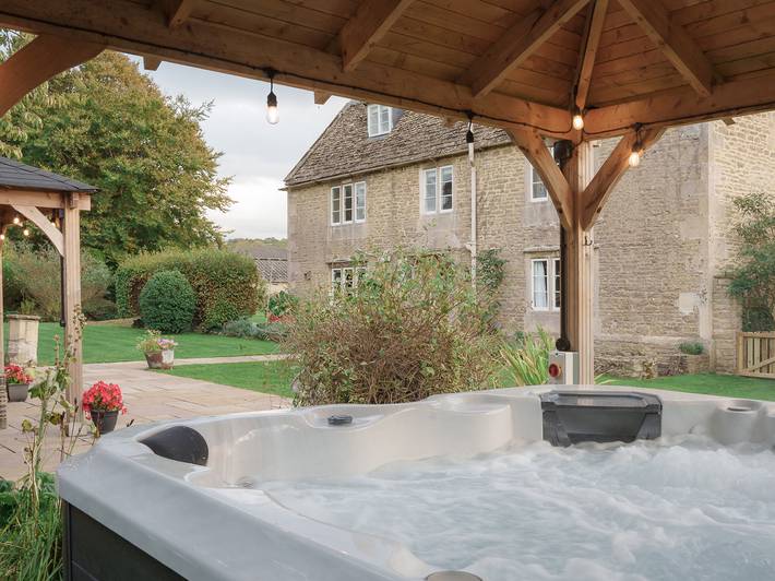 Log cabin for 18 people, with Hot tub and Garden in Wiltshire