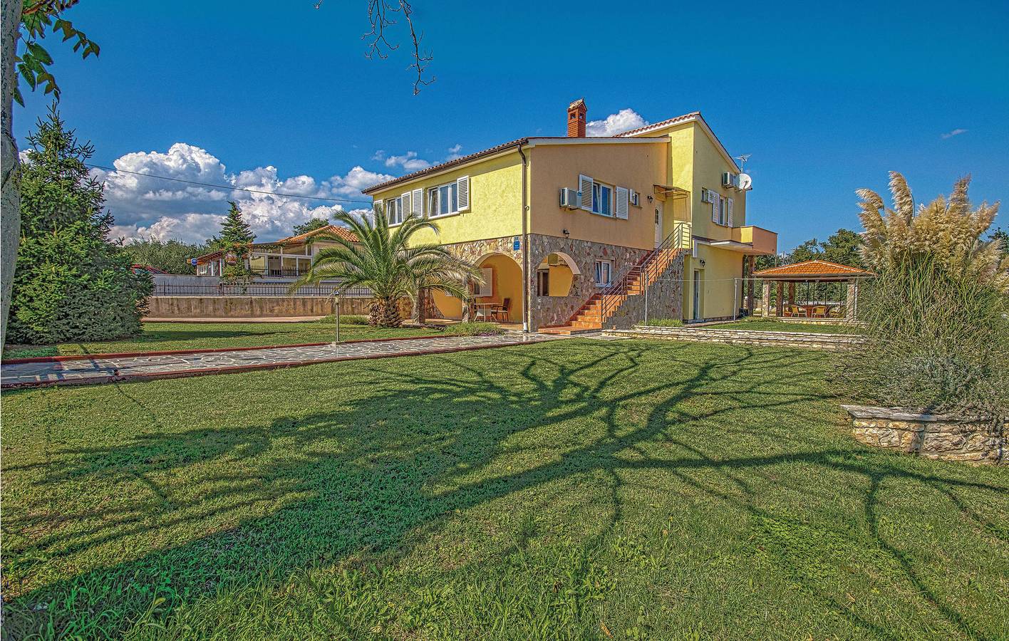 Reizendes Apartment mit einem Schlafzimmer und Pool, 1,5 km vom Strand Duga Uvala entfernt in Marčana, Südküste Istrien