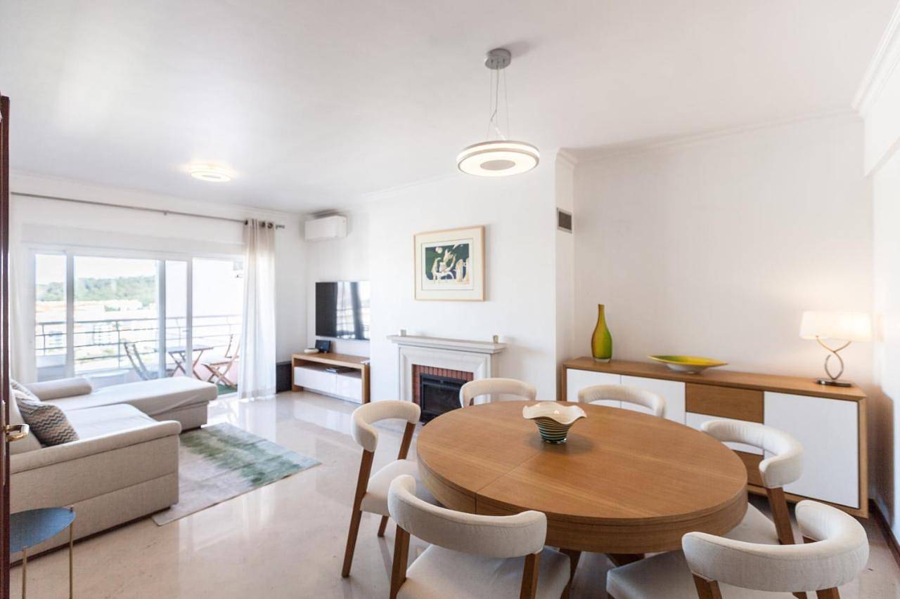 Apartamento inteiro, Two-Bedroom Apartment with Balcony in Benfica, Lisboa