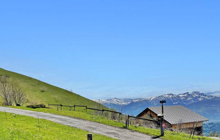Bergblick Rückzug: Gemütliche 2BHK mit Parkplatz und Kamin in Mieussy, Region Bonneville