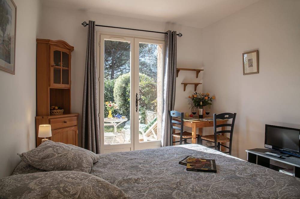 Entire apartment, Charming studio in villa in Saint Paul de Vence with terrace and garden in Saint-Paul-de-Vence, Cannes region